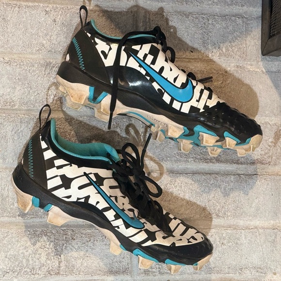 Nike Softball Cleats - Picture 2 of 10